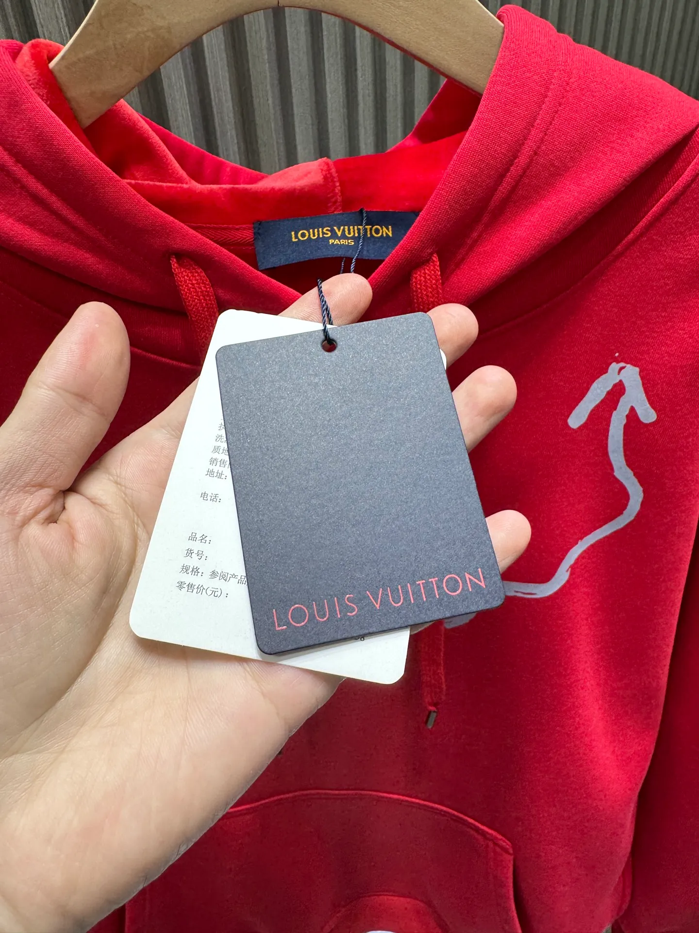 🅿️280 Louis Vuitton Louis Vuitton Louis Vuitton New Year's Official Website 25* New trendy brand letter printed hooded sweatshirt 400 grams of pure cotton ➕ silver fox velvet Double-layer heavy-duty letter pattern, whether it is T-shirt or sweatshirt, is a hot item every year. Large-area printing on the front uses Dakangli digital printing machine for direct printing. The cost is extremely high. After many debuggings, the color difference of the pattern is close to 99% of the original version. It is different from the garbage offset printing version in the market. Super labor-intensive. The fabric is exclusively customized and dyed 400g. Double-ply cotton. Kangaroo pocket design element. Trendy men and trendy women.